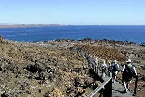 Bartolome: Tourists walking along path on Bartolome Island
