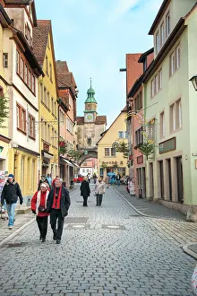 Lisa: Tourists walking on Rodergasse, Rothenburg