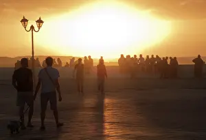 Esplanade: Tourists watching sunset - the esplanade between