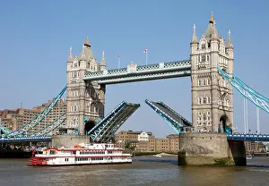 Thames: Tower Bridge raised for Dixie Queen Paddlesteamer