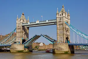 Thames: Tower Bridge raised on the River Thames, London