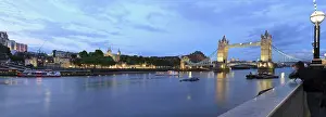 Thames: Tower Bridge and Tower of London at dusk