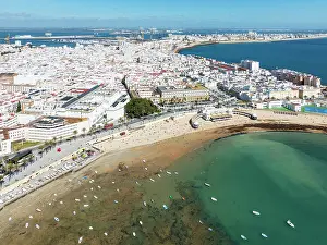 Bathing: The town of Cádiz with the old quarter in the foreground