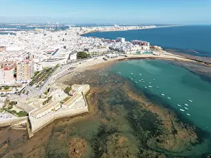 Bathing: The town of Cádiz with the old quarter in the foreground