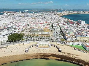 Bathing: The town of Cádiz with the old quarter in the foreground