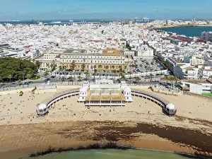 Bathing: The town of Cádiz with the old quarter in the foreground