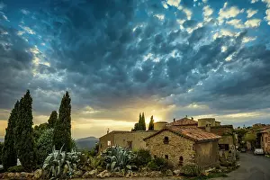 Cote: Town at sunset with cloudy skies, Tourtour, D&, x9c21;rtement