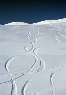 Skiing: Track lines in the SNOW