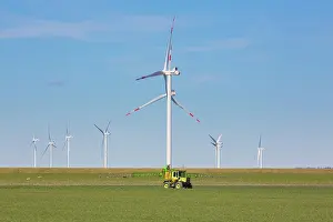 Wind: Tractor spraying 14