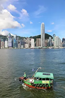 Victoria: Traditional boat in Victoria Harbour and Skyline, Hong Kong