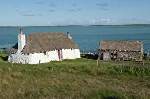 Thatch: Traditional cottage - with thatch roof