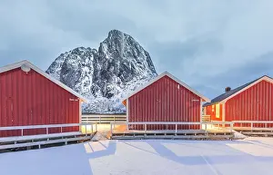 Cabin: Traditional Norwegian red cabin accommodation in the Lofoten