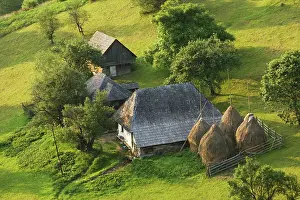 Piatra: Traditional old farm in the Piatra Craiulu Mountains