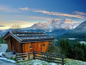 Chiemgau: Traditional wooden hut, behind it the massif of