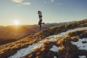 Sport: Trail running in autumn on the Jochberg on Lake Walchensee against the wonderful backdrop of the Alps