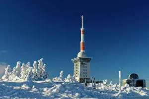 Brocken: Transmitter mast and Brocken hostel on the winter