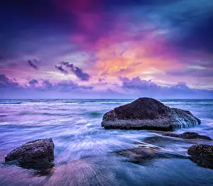 Blurry: Tropical beach vacation background, waves and rocks
