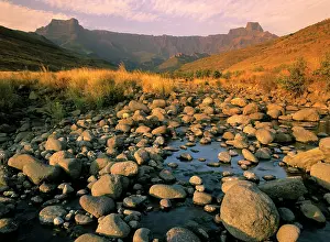 Amphitheatre: Tugela river bed with Mount-aux-Sources called Amphitheatre