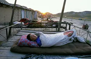 Plank: Turmen - a family sleeps outside on plank-beds - sunrise