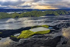 Brook: Turquoise-coloured crater lake with moss-covered crater rims in the Icelandic highlands