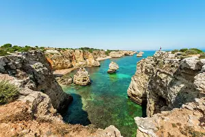 Reddish: Turquoise sea, steep coast, Praia da Marinha beach