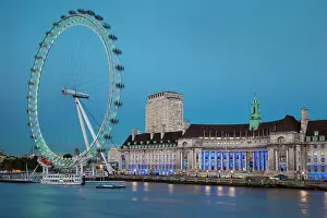Thames: Twilight at the London Eye along River Thames