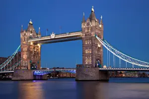 Thames: Twilight over the Tower Bridge and River