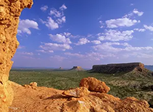 Ugab: Ugab terraces - view towards rock plateaus from