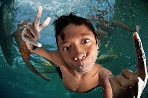 Kids: Underwater boys playing