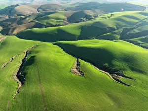 Rolling: Undulated farmland and cracks caused by streams