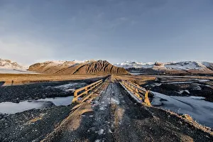 Roads: Unpaved road, bridge, glacier Vatnajokull