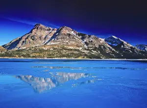 Waterton: Upper Waterton Lake in winter in Waterton
