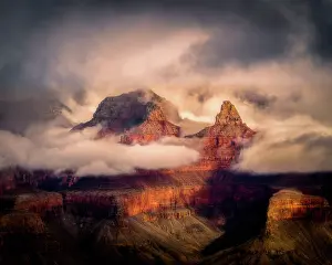 O Brien: USA, Arizona, Grand Canyon. Foggy sunrise on canyon