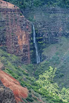 Grand: USA, Kauai, Hawaii. Colorful gorge and Waipoo Waterfall