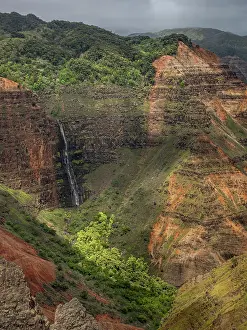 Grand: USA, Kauai, Hawaii. Colorful gorge and Waipoo Waterfall