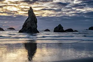 Stack: USA, Oregon, Bandon Beach. Pacific Ocean sea stacks