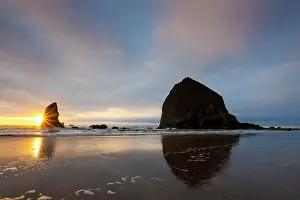 Tide: USA, Oregon. Cannon Beach and Haystack Rock at sunset