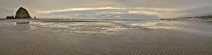 Tide: USA, Oregon. Cannon Beach and panorama of Haystack
