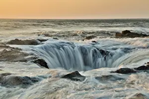 Draining: USA, Oregon, Cape Perpetua and Thor's Well at sunset