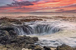 Waves: Usa, Oregon, Yachats. Thor's Well, Waves Crashing
