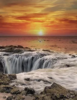 Waves: Usa, Oregon, Yachats. Thor's Well, Waves Crashing
