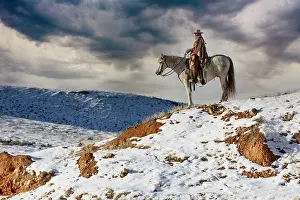 Model: USA, Shell, Wyoming. Hideout Ranch cowgirl on horseback