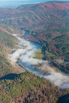 Tennessee: USA, Tennessee. Morning fog Hiwassee River, Blue