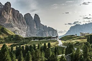 Adige: Val Gardena Pass, Passo Gardena, 2121m, left Sella