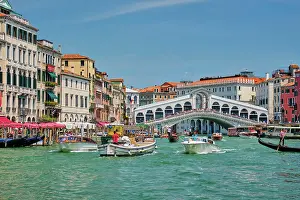 Veneto: VENICE, ITALY, JULY 19, 2019: Rialto bridge with