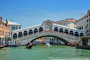 Veneto: VENICE, ITALY, JULY 19, 2019: Rialto bridge with