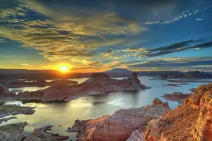 Powell: View from Alstrom Point to Lake Powell at sunrise