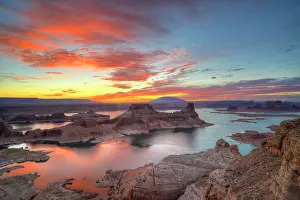 Powell: View from Alstrom Point to Lake Powell at sunrise