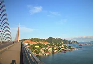Suspension: View from Bai Chay Bridge towards Ha Long