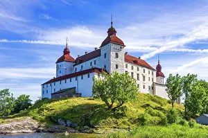 Swedish: View of baroque Lcckn Castle on K llandsn in Vcnern